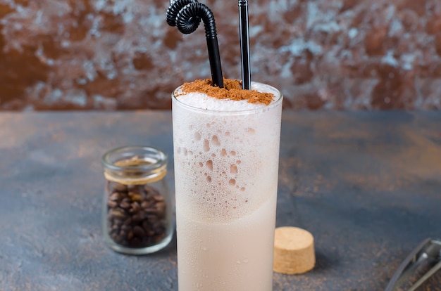 Melkchocoladecocktail of koude geslagen koffie met melk