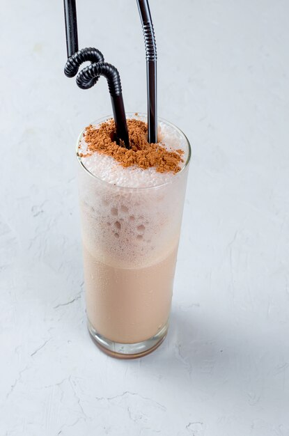 Melkchocoladecocktail of koude slagroom met melk