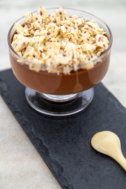 Melkchocolademousse met chocoladeschilfers.