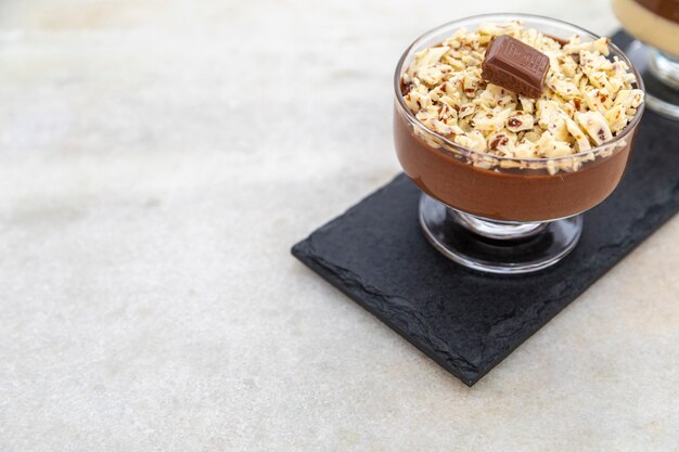 Melkchocolademousse met chocoladeschilfers.