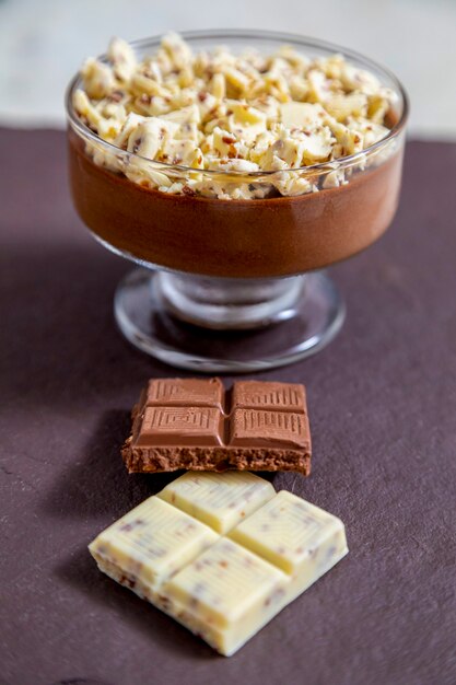 Melkchocolademousse met chocoladeschilfers.