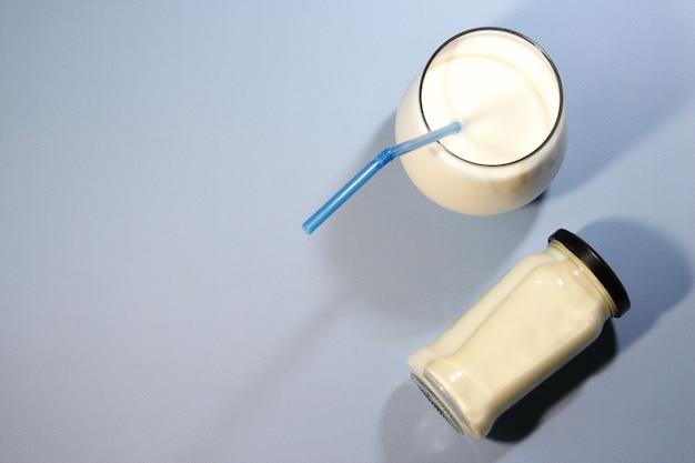 Melkdrank op de blauwe achtergrond met kopieerruimte Gezond voedselconcept Bovenaanzicht Veganistische drank