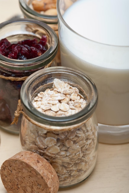 Melkglas met cashewnoten en haver in potten op tafel