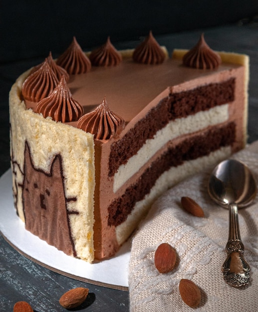 Melkplakcake met cacaoamandelen en chocolade Versierde soufflé en wafel met grappige katten Donkere achtergrond Geïsoleerd Close-up