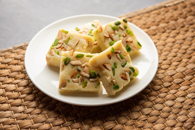 Melkpoeder barfi ook bekend als Mava burfi white Khoya burfi of Barfee Indian Sweet food