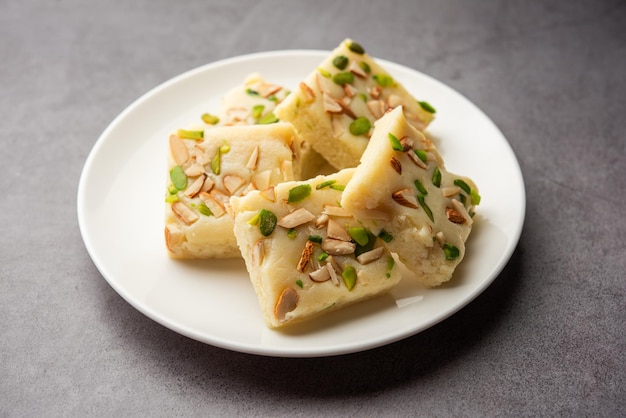 Melkpoeder barfi ook bekend als mava burfi white khoya burfi of barfee indian sweet food