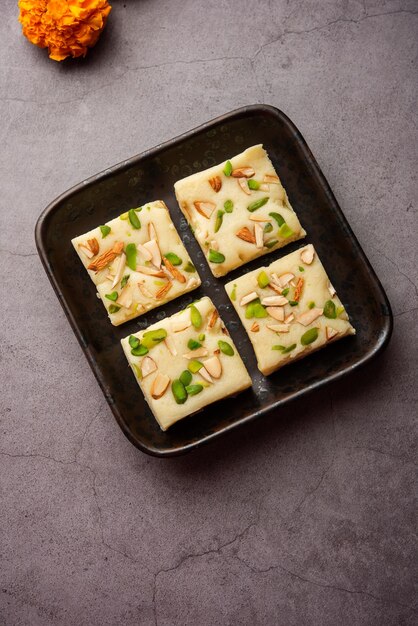 Melkpoeder barfi ook bekend als Mava burfi white Khoya burfi of Barfee Indian Sweet food