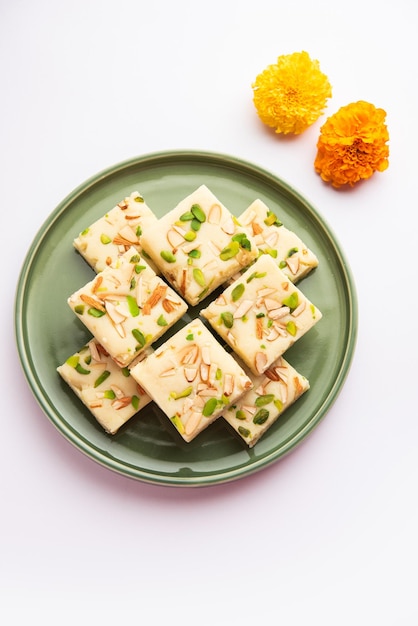 Melkpoeder barfi ook bekend als Mava burfi white Khoya burfi of Barfee Indian Sweet food