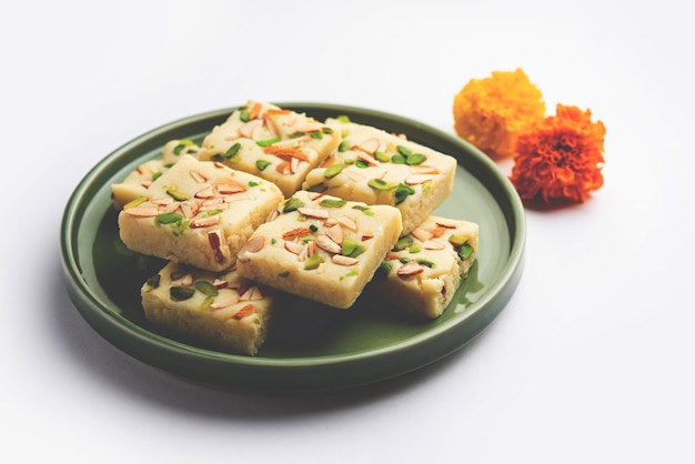 Melkpoeder barfi ook bekend als Mava burfi white Khoya burfi of Barfee Indian Sweet food