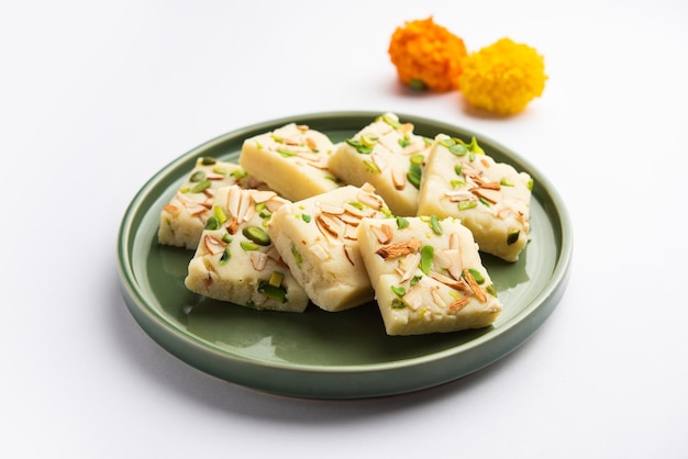 Melkpoeder barfi ook bekend als Mava burfi white Khoya burfi of Barfee Indian Sweet food