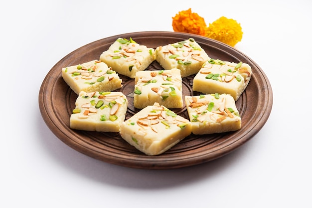 Melkpoeder barfi ook bekend als Mava burfi white Khoya burfi of Barfee Indian Sweet food