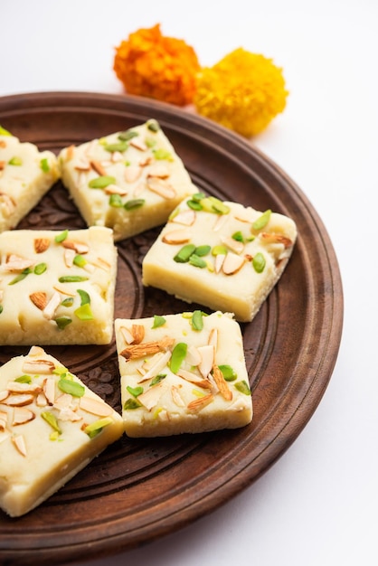 Melkpoeder barfi ook bekend als Mava burfi white Khoya burfi of Barfee Indian Sweet food