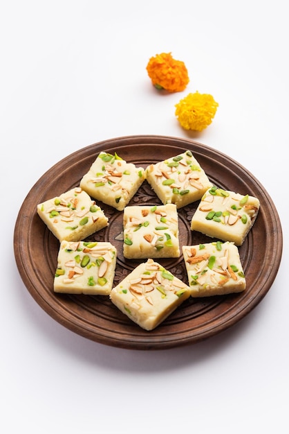 Melkpoeder barfi ook bekend als Mava burfi white Khoya burfi of Barfee Indian Sweet food