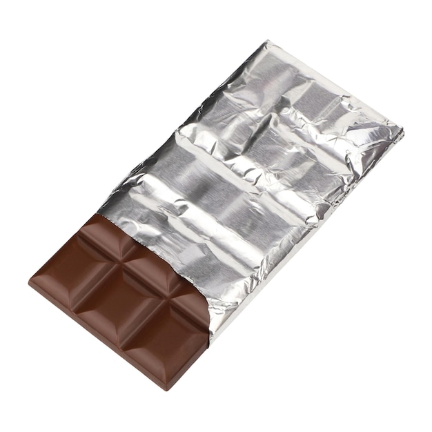Melkschokolade geïsoleerd op een witte achtergrond donkere chocolade gewikkeld in een aluminium verpakking