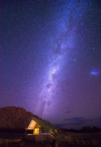 Melkweg boven een klein chalet van een woestijnlodge bij Sossusvlei in Namibië