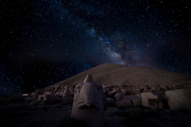 Melkweg boven een nemrut-berg. adiyaman - turkije