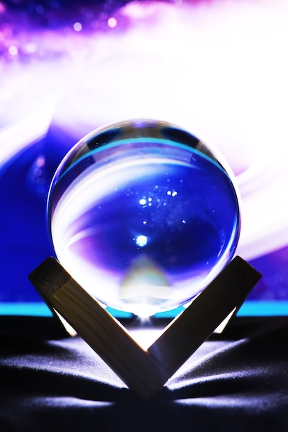Melkweg in magische bol, waarzegster, mind power concept. magische bal voorspellingen. mysterieuze compositie. Waarzegster, geestkracht, voorspellingsconcept. kopieer ruimte
