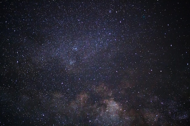 melkwegstelsel met sterren en ruimtestof in het universum