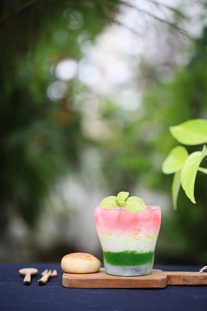 Meloen- en rozenthee gemengd met snack