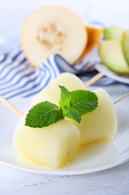 Meloen ijs lolly op houten tafel close-up