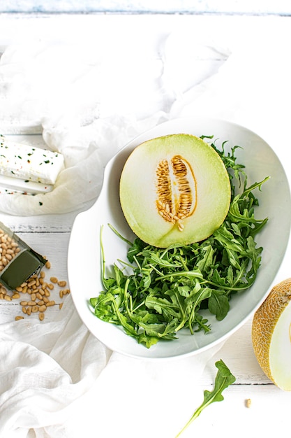 Meloen met rucola in een bowl