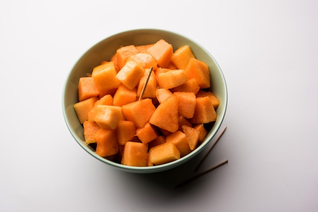 Meloen of meloen of kharbuja in stukjes gesneden, geserveerd in een kom. selectieve focus