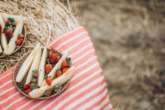 Foto melone e fragola in un picnic estivo