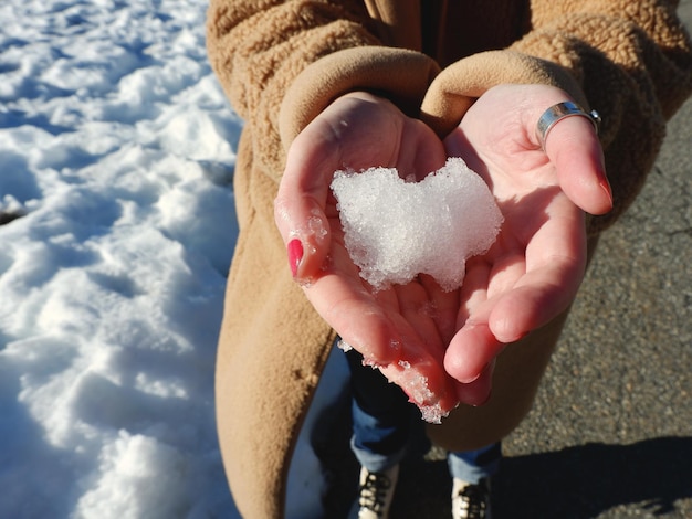 写真 女性の手で雪や氷を溶かす フランスの休暇 フランスのピレネー山脈