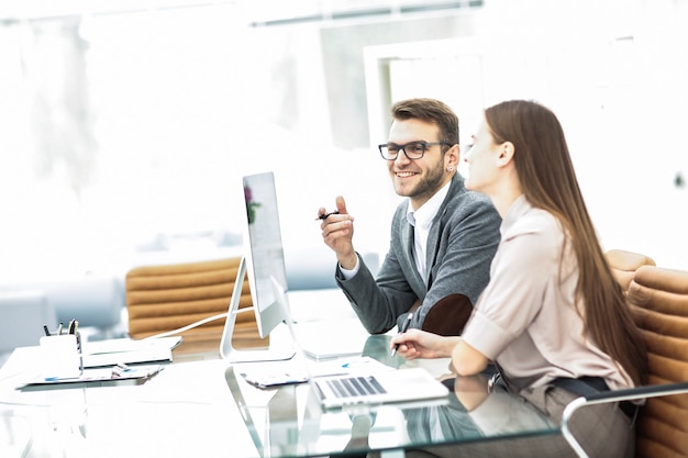 I membri dei team aziendali lavorano con i dati sul laptop sul posto di lavoro