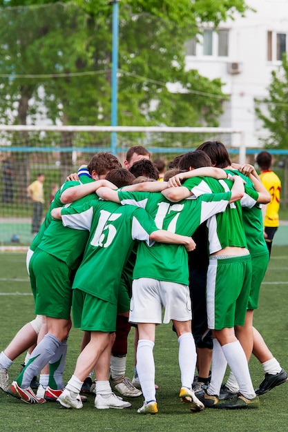 사진 축구 팀의 멤버는 경기에서 승리 한 후 포용합니다. 야외에서 아마추어 축구. 모스크바, 러시아.