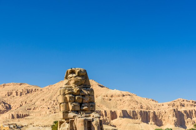 Memnon kolossenbeelden van de farao Amenhotep III in Luxor, Egypte