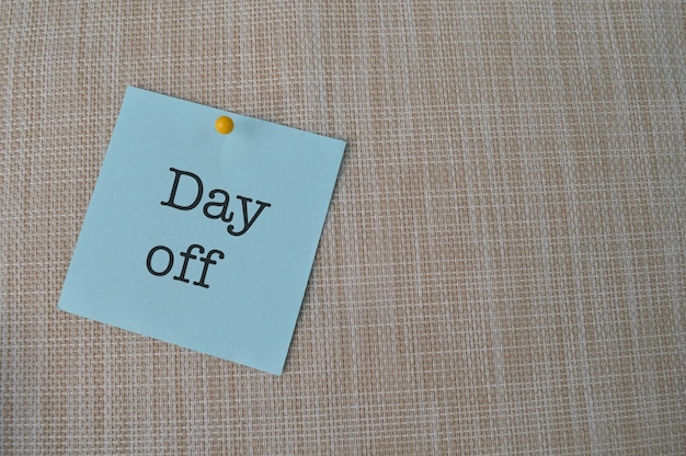 写真 茶色の背景にテキスト day off で書かれたメモ メモ