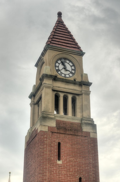메모리얼 시계 타워 또는 세노타프는 제1차 세계 대전 중 전투에서 사망한 온타리오 호수 나이아가라의 마을 주민들을 기념하기 위해 지어졌습니다.