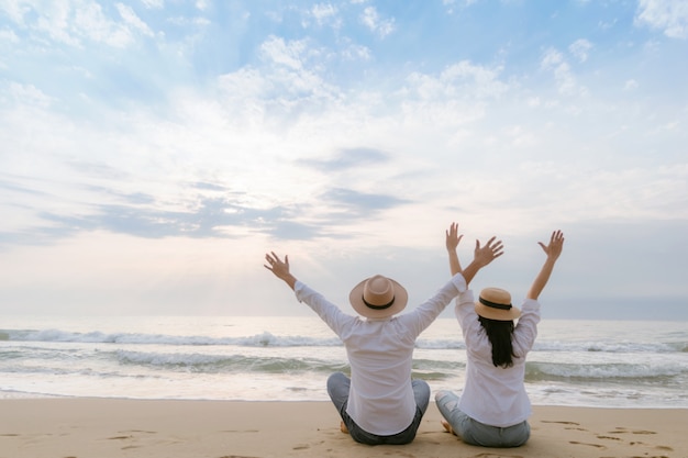 写真 男性と女性はビーチで幸せな休日のリラックスした日に旅行します。