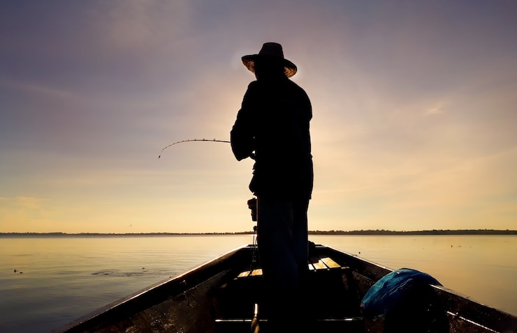 Photo men are fishing in the marsh.