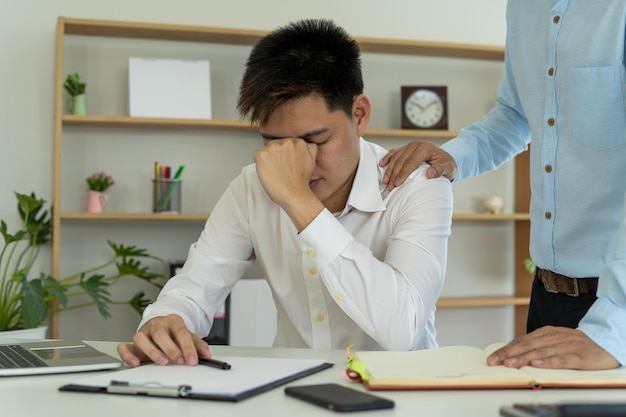 남자들은 속상하고 우울하며 직장에서 문제가 있는 경우 위로하는 친구의 심리적 지원을 받습니다. 격려의 개념