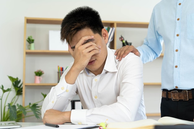 남자들은 속상하고 우울하며 직장에서 문제가 있는 경우 위로하는 친구의 심리적 지원을 받습니다. 격려의 개념