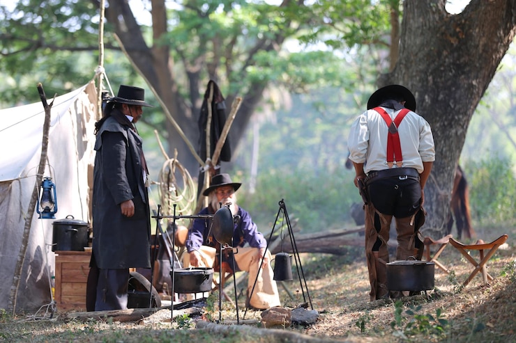 Photo 衣装を着た男性が森でキャンプしています