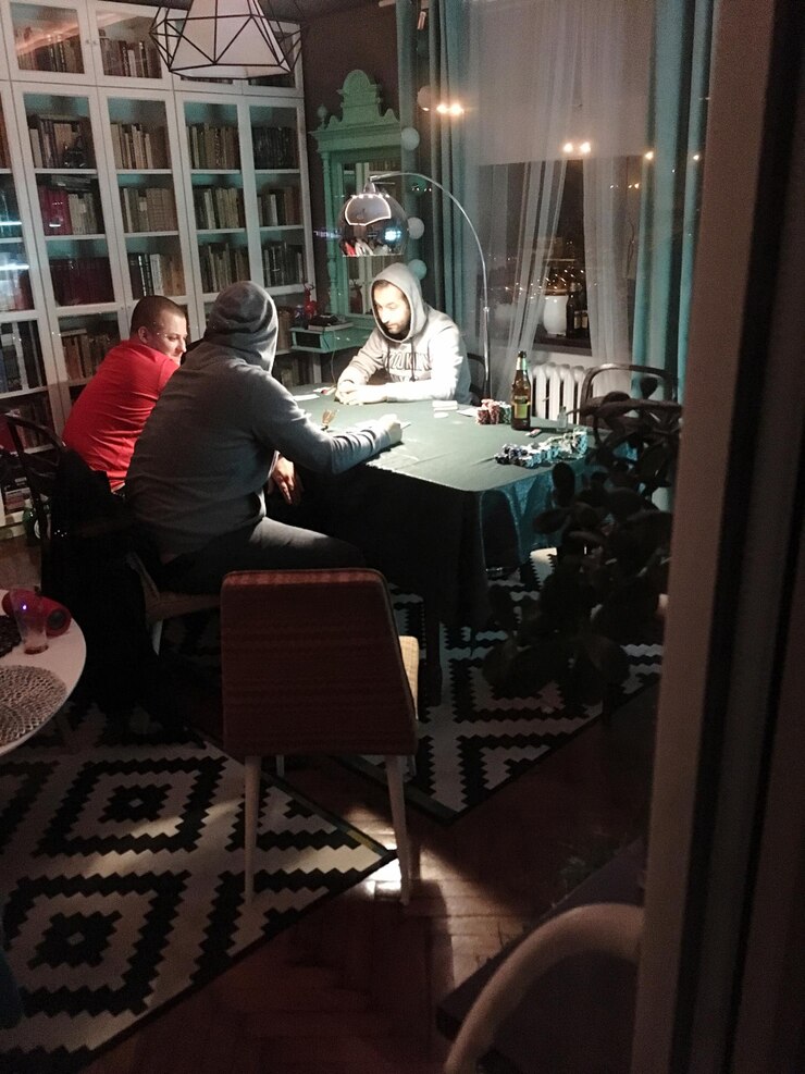 Photo men discussing on table at home