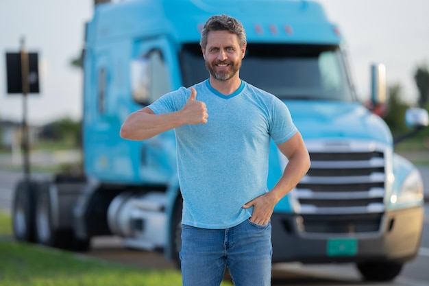 トラックの近くの男性運転手 トラックの男の所有者 トラックの近くの T シャツを着たトラック運転手 ハンサムな中年男性 tru