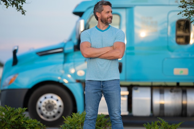 Photo men driver near lorry truck man owner truck driver in tshirt near truck handsome middle aged man