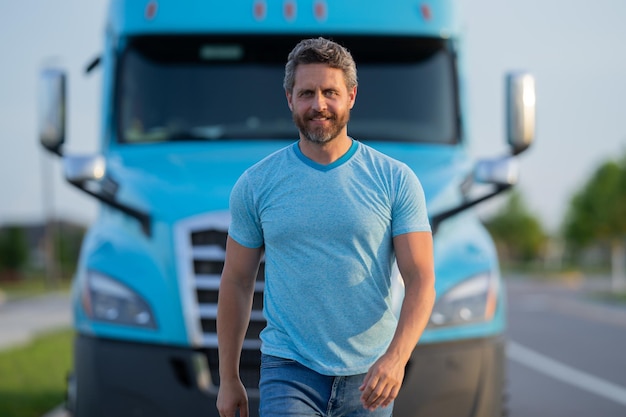 Foto uomini conducente vicino camion camion uomo proprietario camionista in maglietta vicino camion uomo bello di mezza età