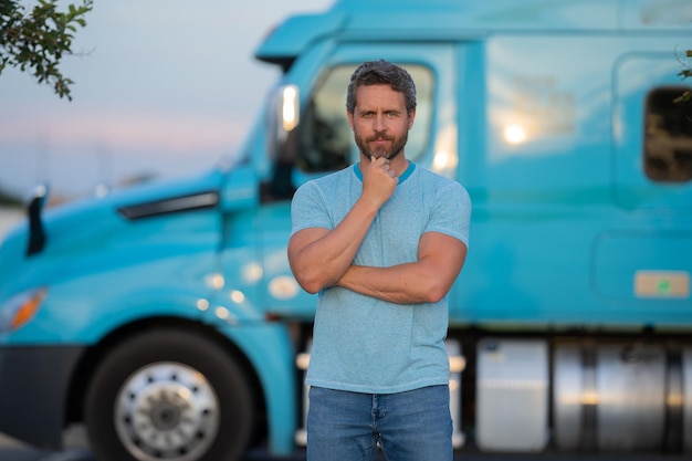 Foto uomini vicino a camion camion uomo proprietario camionista in maglietta vicino a camion uomo di mezza età bello