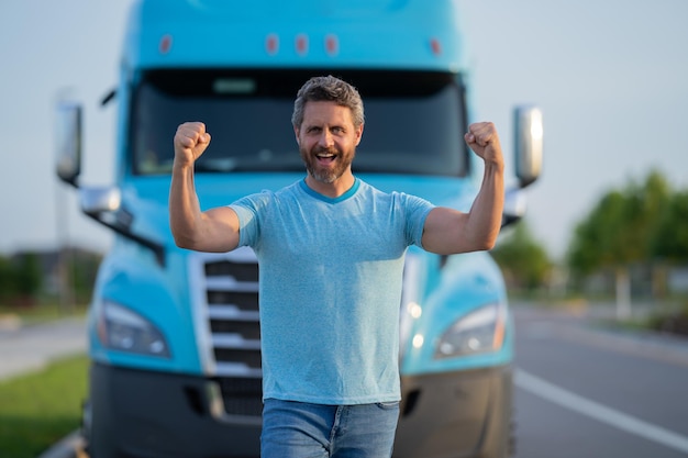 Photo men driver near lorry truck man owner truck serious middle aged man trucker trucking owner transport