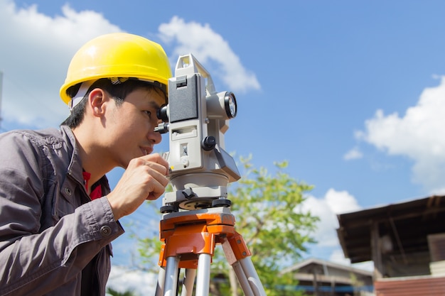 写真 男性エンジニアの調査