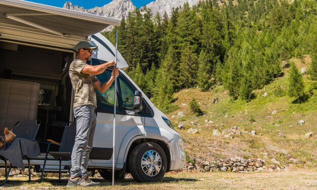 写真 男性は rv キャンピングカー バン オーニングを伸縮させます