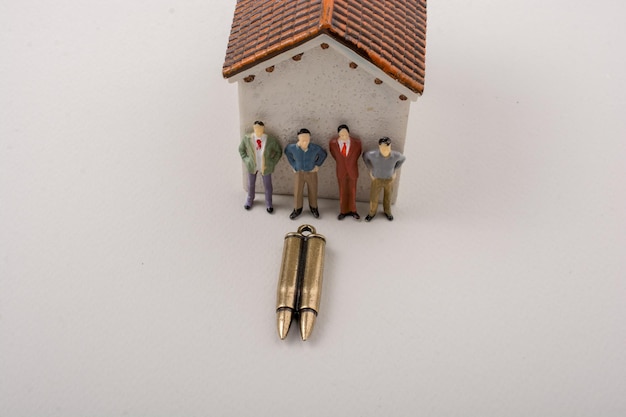 Men figurine model en Bullet als Conceptueel tegen de oorlog