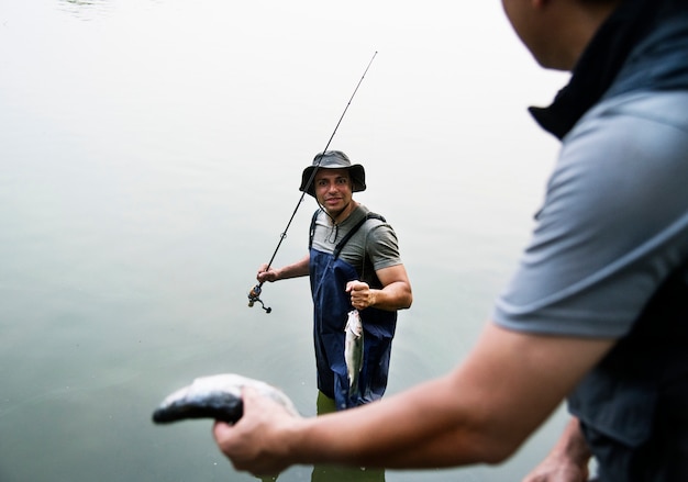 湖で釣りをする男性