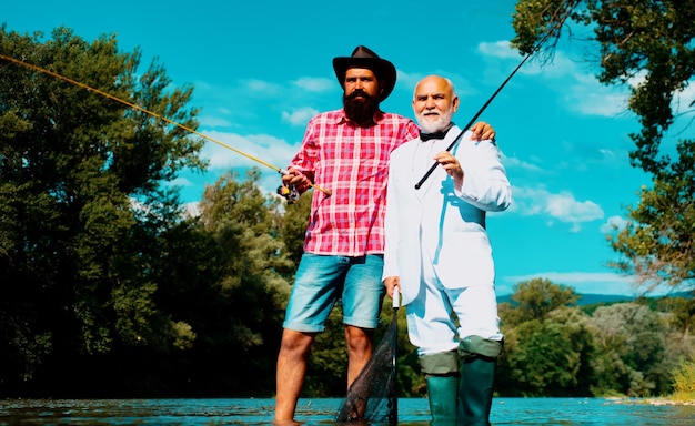 写真 川の水で釣りをする男性と若い漁師の釣り人