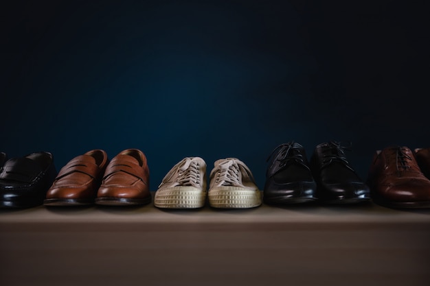 男性の靴のファッション。家の棚にあるさまざまなマレの靴。スニーカー、ウィングチップ、ローファー、オックスフォードを含む